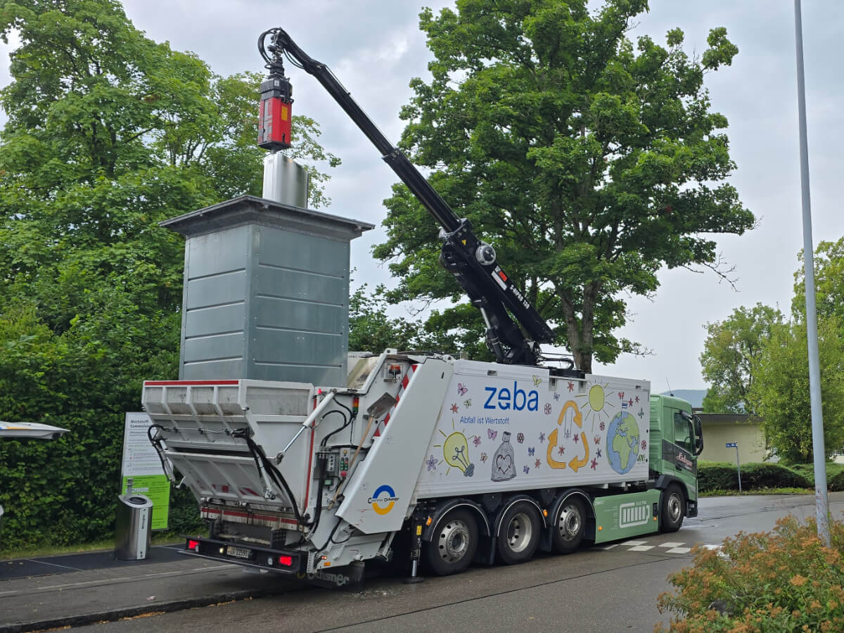 Ein Müllwagen mit Kran